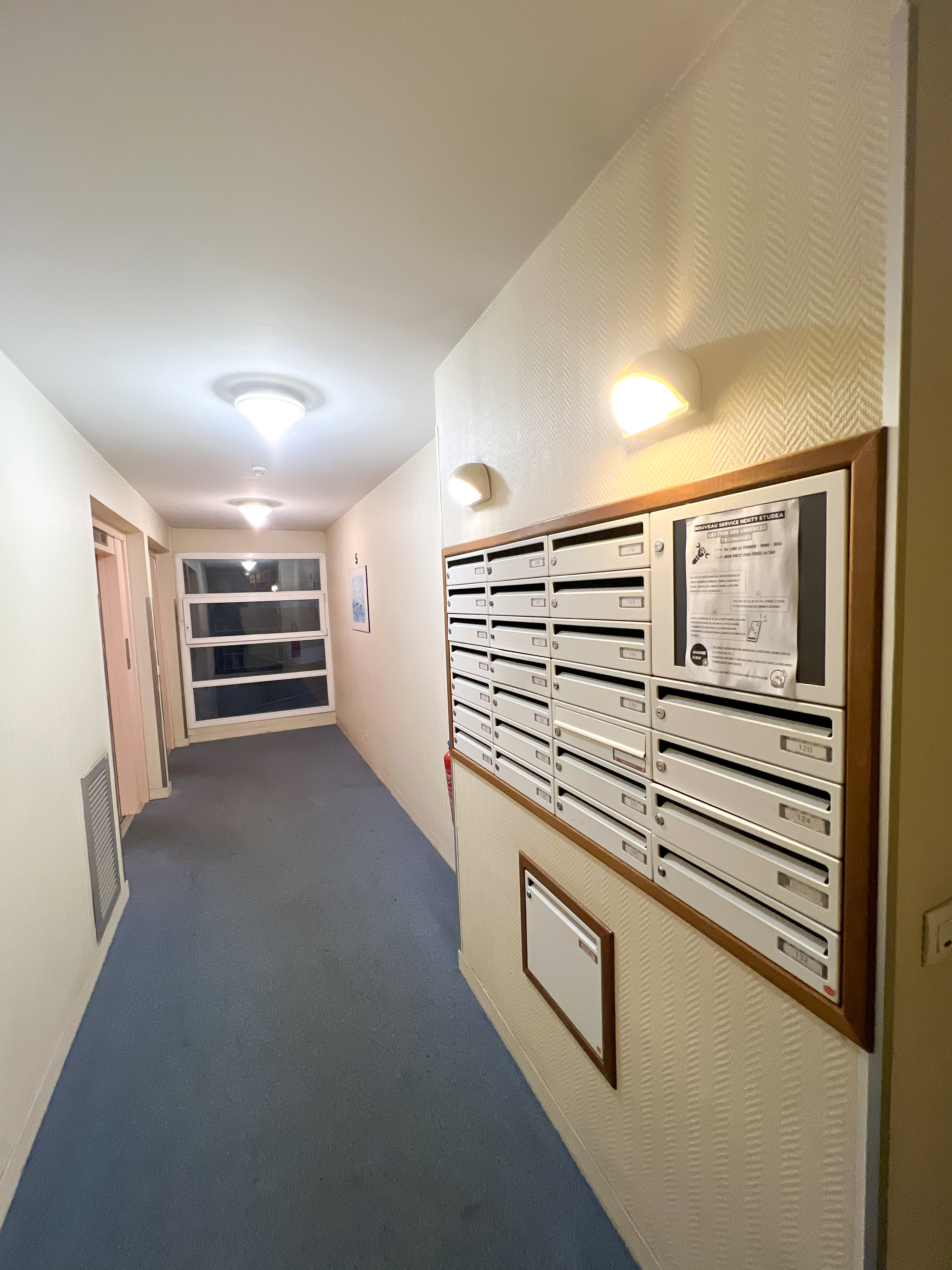 Hall, ascenseurs et boîtes aux lettres